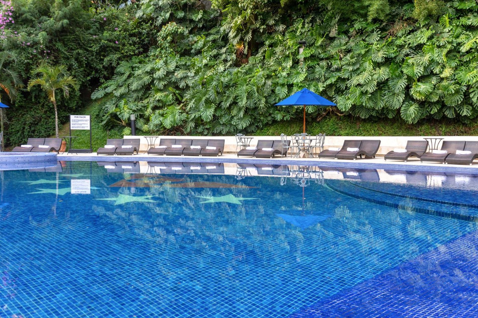 Hotel Dann Carlton Belfort Medellín Eksteriør bilde Swimming pool at the hotel